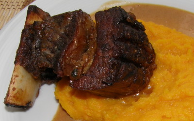 Pomalu pečené hovězí žebro