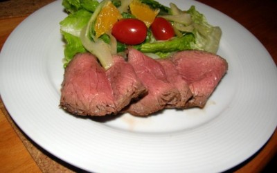 Salát z karamelizovaného fenyklu a „roastbeef“ z vyzrálého krku
